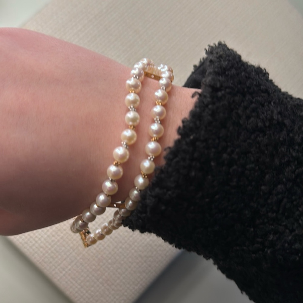 Pearl bracelet with mixed metals